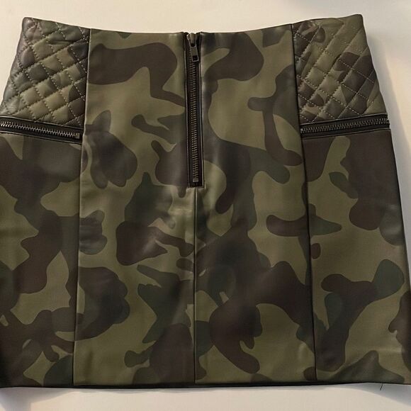 Sam Edelman Faux Leather Camouflage Skirt size 4 - Picture 4 of 8